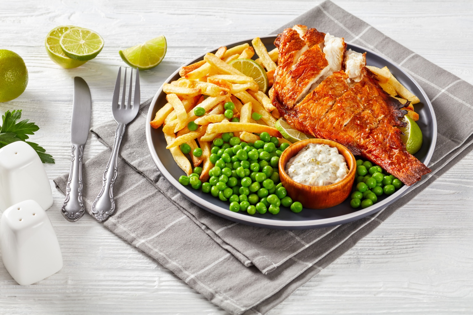 Karmazyn z groszkiem zielonym i frytkami