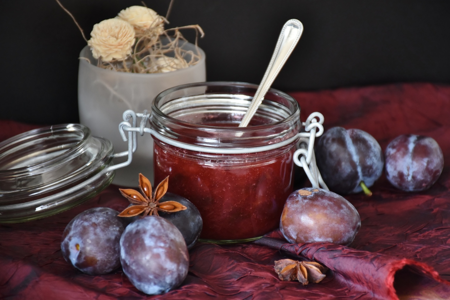 Konfitura ze śliwek w szklanym słoiczku