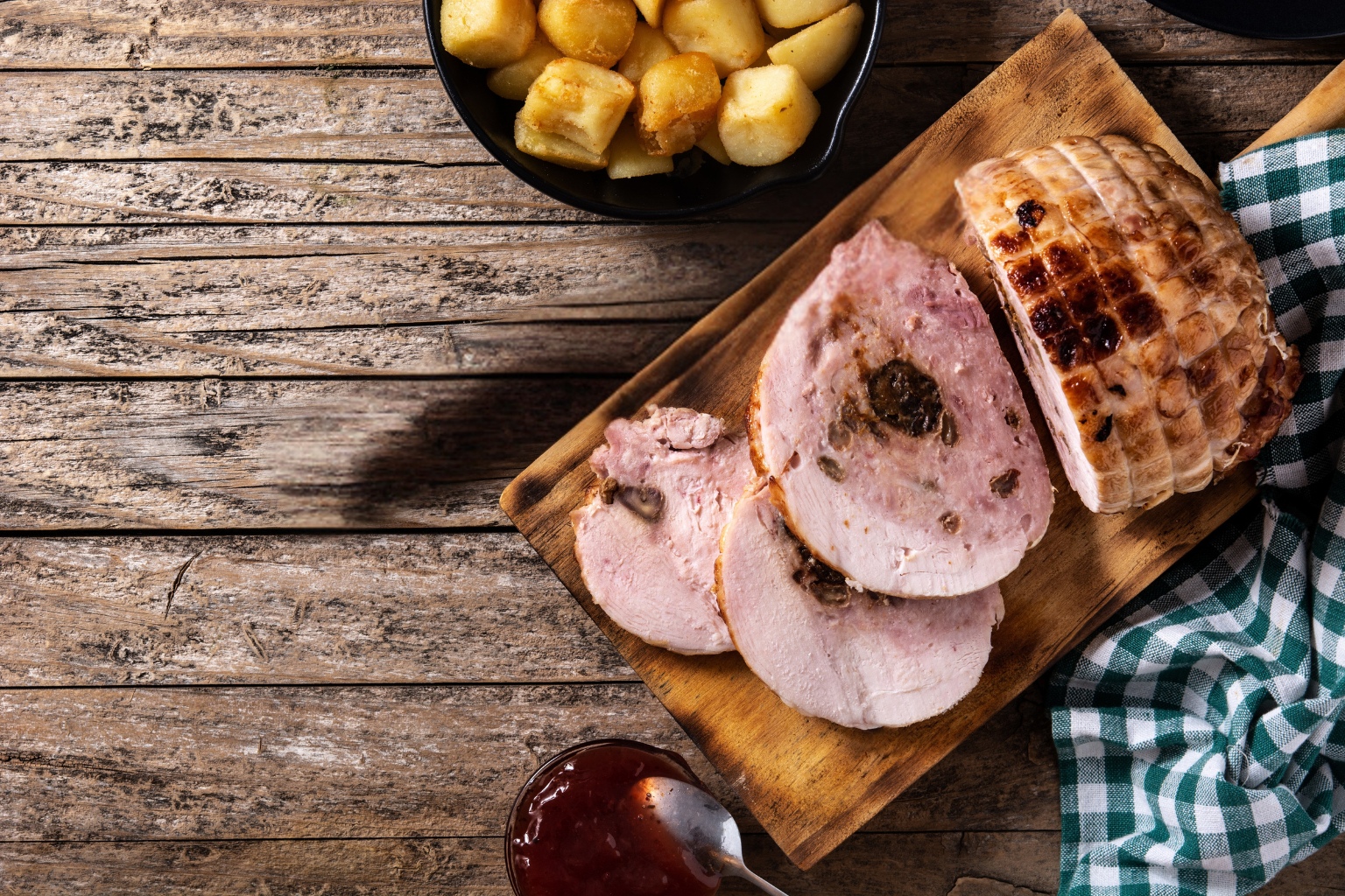 Śliwki węgierki świeże owoce na stole