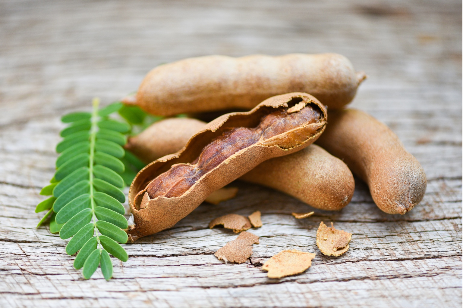 Tamaryndowiec owoce na drewnianym blacie