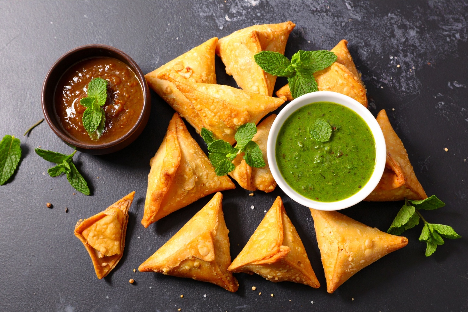 Samos z sosem tamaryndowym