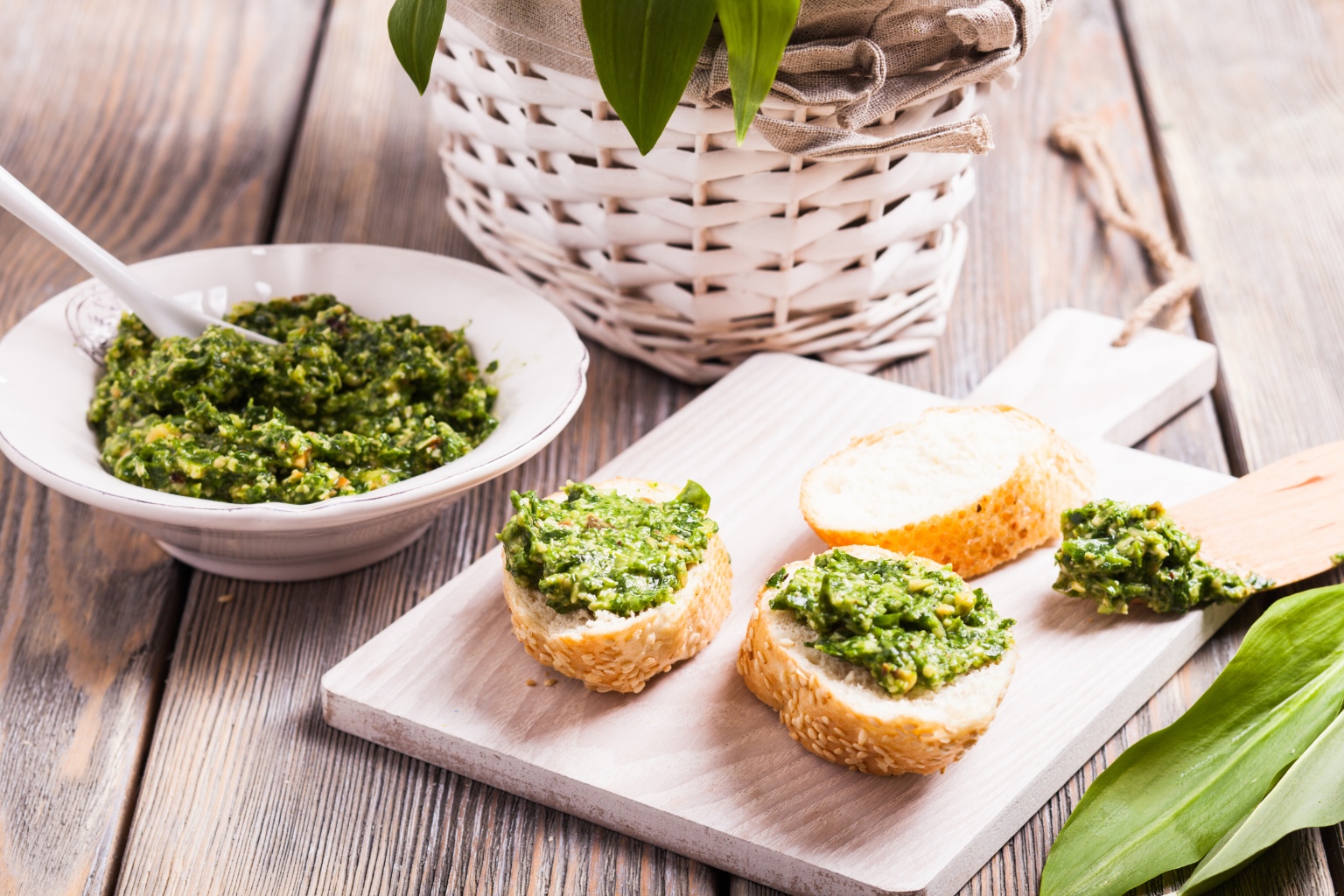 Pesto z czosnku niedźwiedziego na białym pieczywie