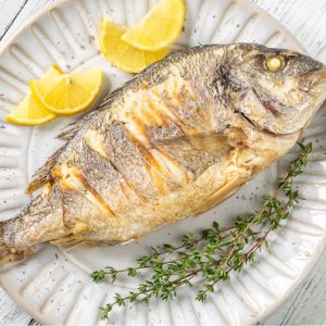 pieczona dorada w całości