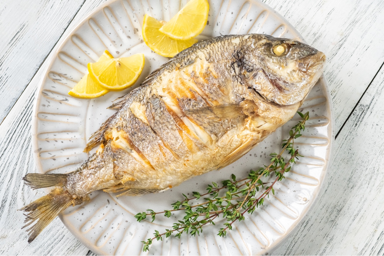 pieczona dorada w całości