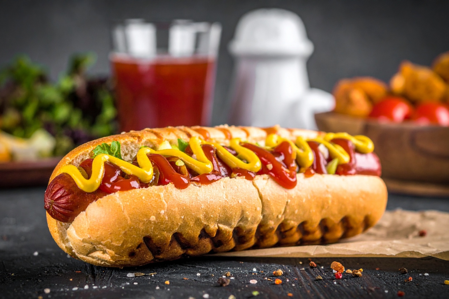 klasyczny hot dog z keczupem i majonezem