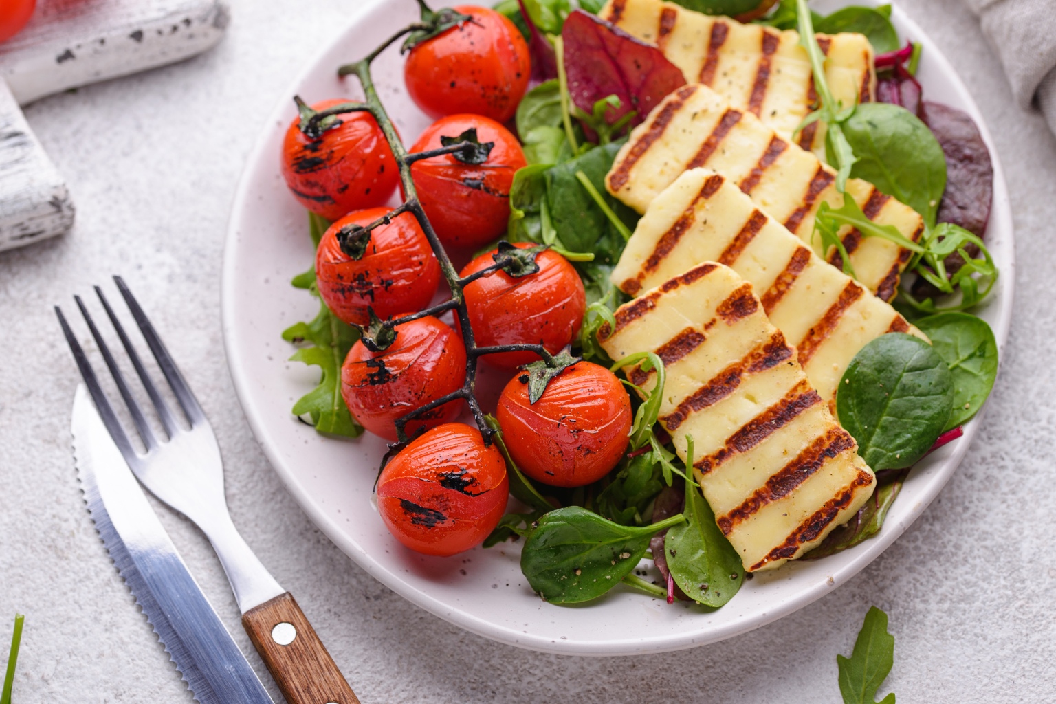 Ser halloumi pieczony z dodatkiem bazylii i pomidorów
