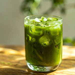 schłodzona matcha z kostkami lodu