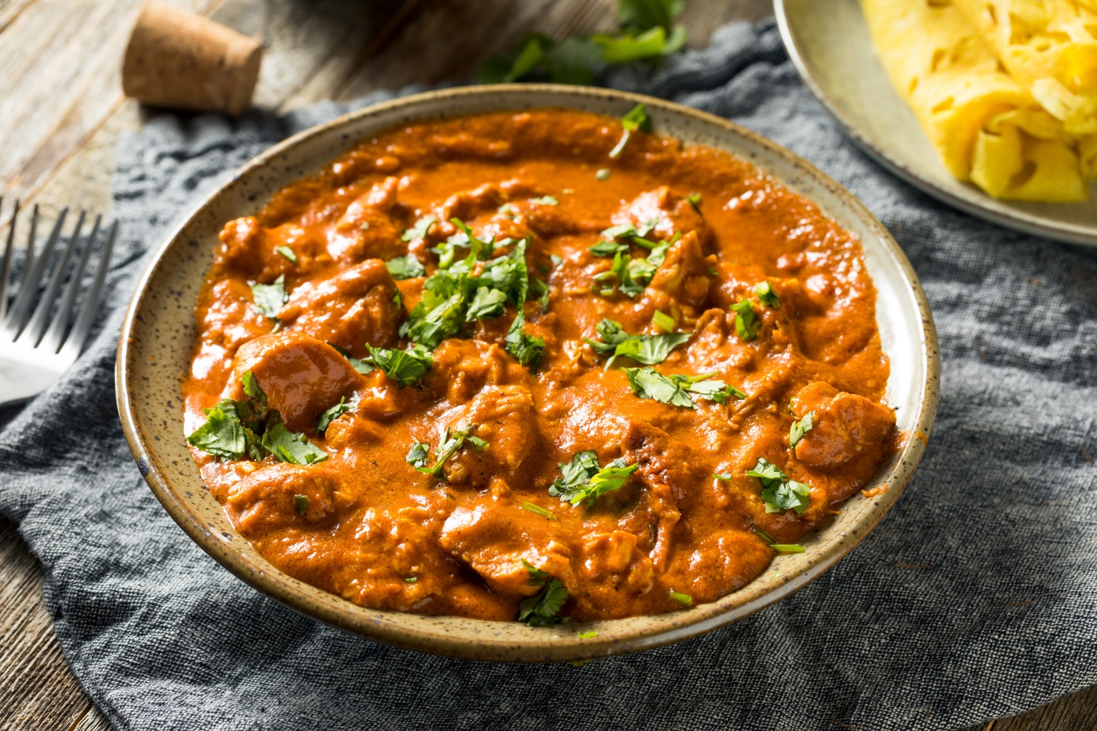 Butter chicken - delikatne kawałki kurczaka w kremowym sosie pomidorowo-maślanym z dodatkiem kozieradki i innych przypraw