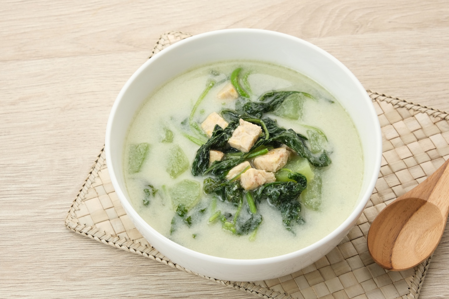 Sayur Bobor Bayam z chayote (labu siam) – tradycyjna indonezyjska zupa na bazie mleka kokosowego, przygotowywana z liści szpinaku oraz kawałków chayote (kolczochu jadalnego).