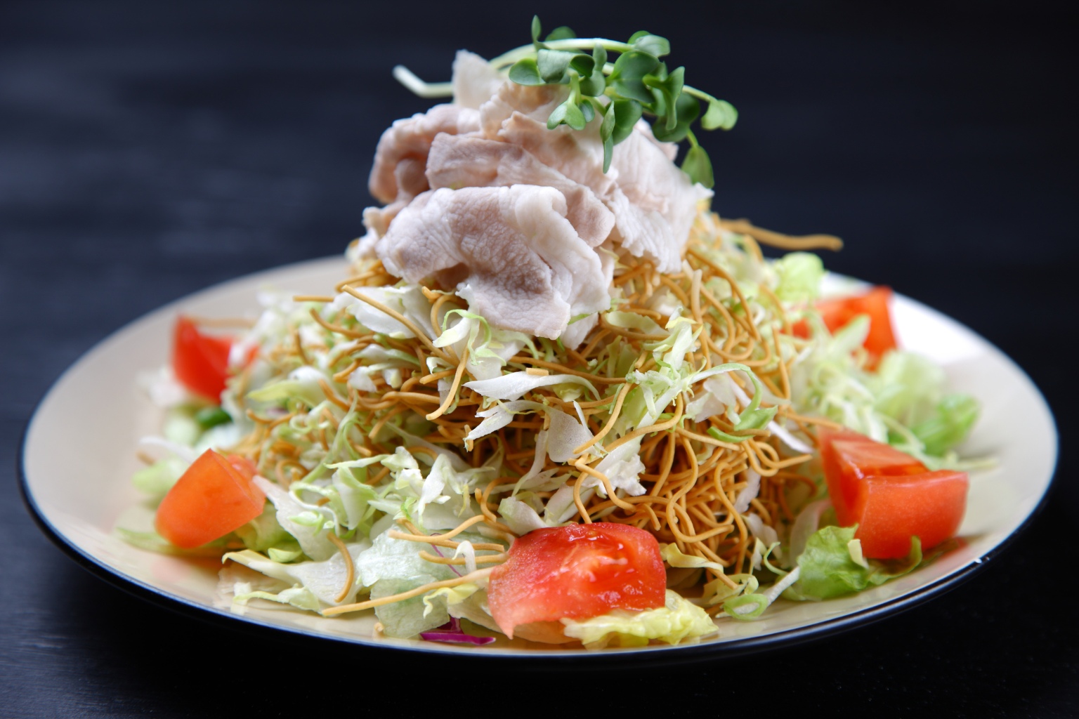  shabu-shabu salad (sałatka z blanszowanym mięsem), w której często dodaje się mizunę