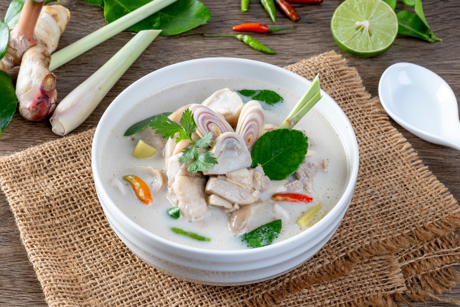 zupa tom kha z galangalem, kurczakiem i pieczarkami